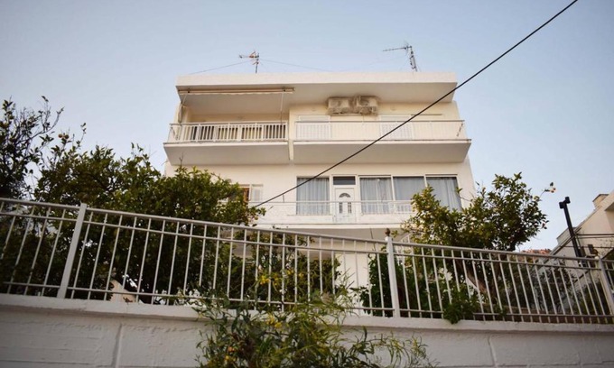 Loutraki-Agioi Theodoroi Apartment | Pet-Friendly Sun Oasis: Rated 9/10 for Family Getaways