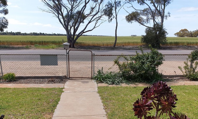 Maitland Cottage | Relax at Sun on the Stubble - Rural Retreat with Spa Access