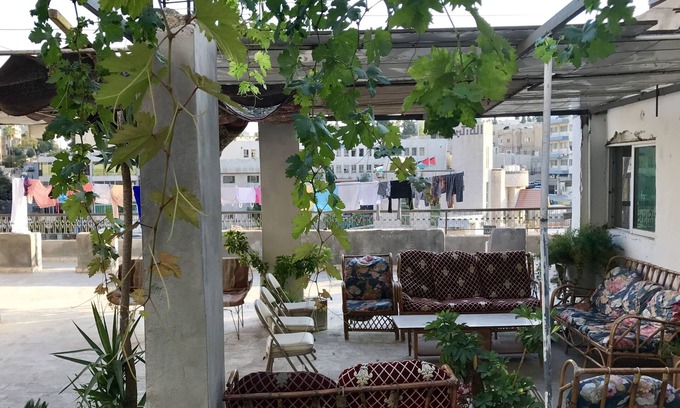 Jabal Al-Hussein Hotel | Relax at Sun Rise Hotel with Restaurant & Family Amenities
