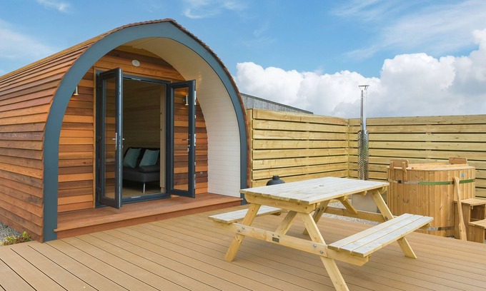 St. Buryan Cottage | Romantic SUN RISE Retreat with Hot Tub in St Buryan