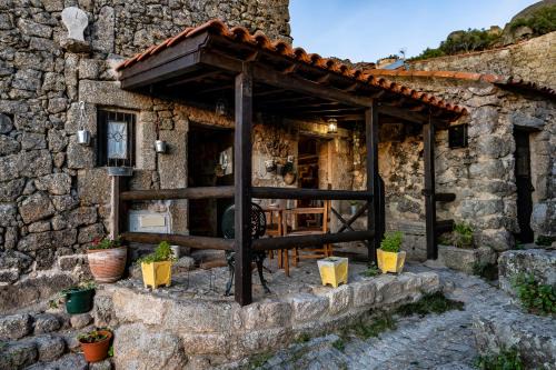 Monsanto House | Discover SUN SET HOUSE: Guest Rated 9.8 with Pet-Friendly Amenities