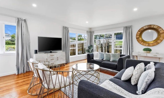 Torbay House | Sunny Holiday Home Steps from the Beach with Hot Tub