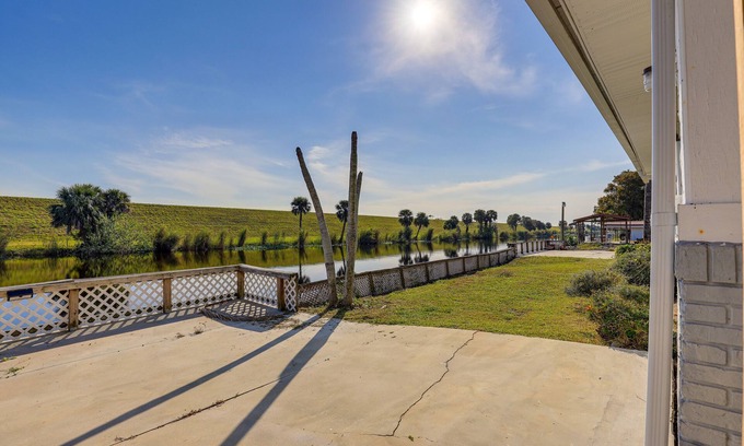 Okeechobee House | Idyllic Okeechobee Retreat with Canal Views and Spa