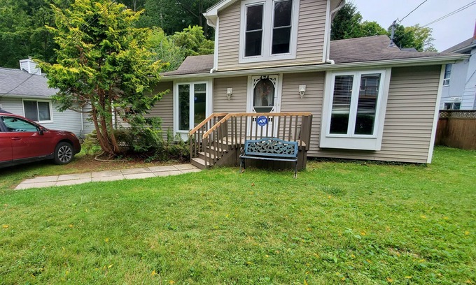 Port Stanley Cottage | Sun Valley Beach House: Pet-Friendly Oasis Minutes from Beach