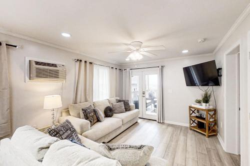 Crescent Beach Apartment | Discover Oceanfront Comfort at Sun Villa E-1 - Rated 9/10