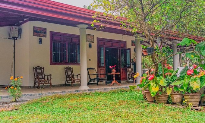 Hettimulla House | Cozy Sun Villa: Pet-Friendly Retreat with Relaxing Hot Tub