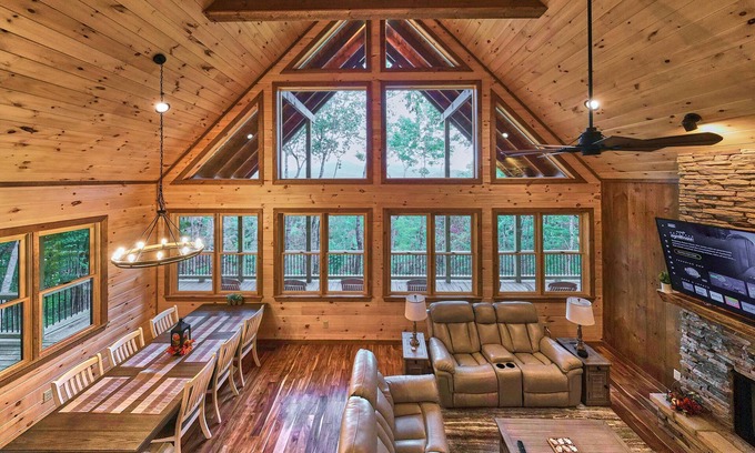 Cherry Log Cabin | Relaxing Sunbeam Mt Vista: Game Room & Hot Tub Retreat