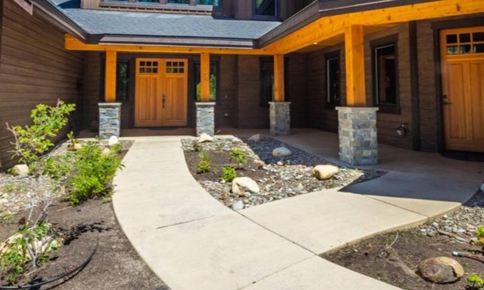 Cle Elum House | Pet Friendly Suncadia Home with Hot Tub & Golf Course Views