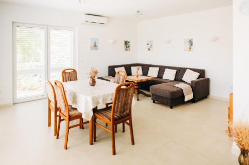 Stankovici Apartment | Discover Sunce i More: Oceanfront Retreat with High Ratings