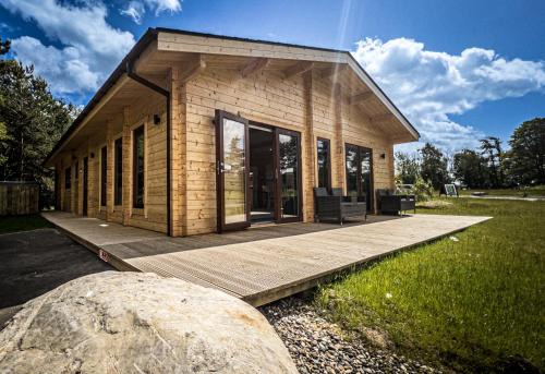 Morpeth Cabin | Experience Sundance Lodge: Cozy Cabin with Hot Tub