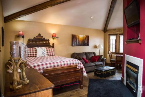 Estes Park House | Cozy Sundance Suite with Fireplace - Pet Friendly Retreat