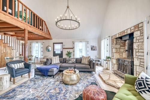 Fredericksburg House | Relaxing Retreat at Sunday Circle: Hot Tub & Wine Trail