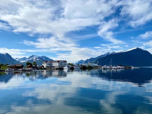 Solavagen Hotel | Discover Sunde Fjord Hotel with Pool and Free Parking