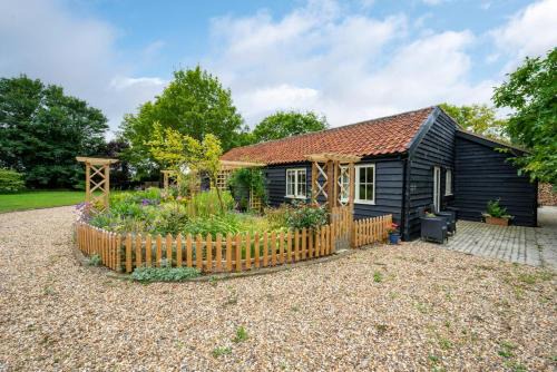 Diss House | Discover Sundial and Woodland Lodge: Family-Friendly Retreat