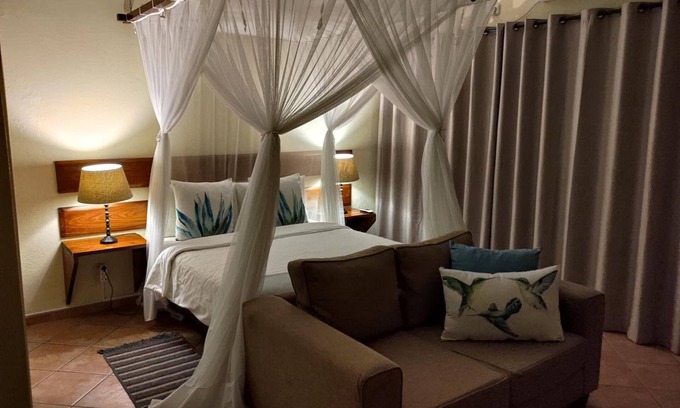 Sommerschield House | Top-Rated Sundown Guest House in Maputo with Kitchen & Dining