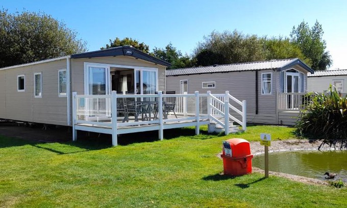 Skegness House | Relaxing Sunflower 3 Bedroom Lodge with Pool in Skegness