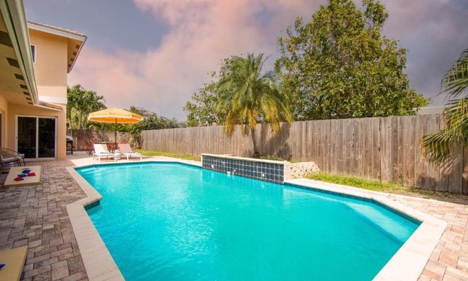 Pompano Beach House | Sunflower by AvantStay: Poolside Relaxation & Outdoor Fun
