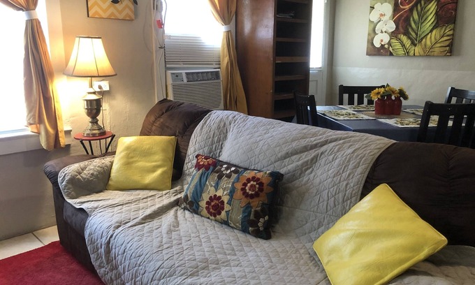 Crestview House | Pet-Friendly Retreat Near Beach with Fast Wifi & Kitchen