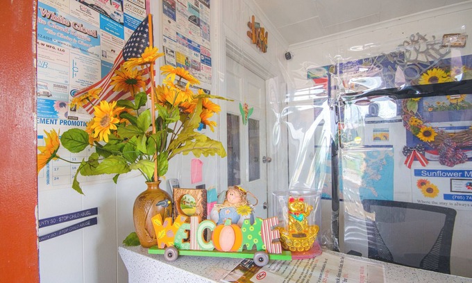 Hiawatha Hotel | Budget-Friendly Sunflower Motel Hiawatha with Breakfast