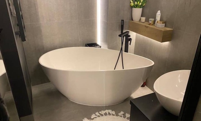 Zwierzyniec Apartment | Relaxing Sunflower Superior Suite with Spa & Hot Tub