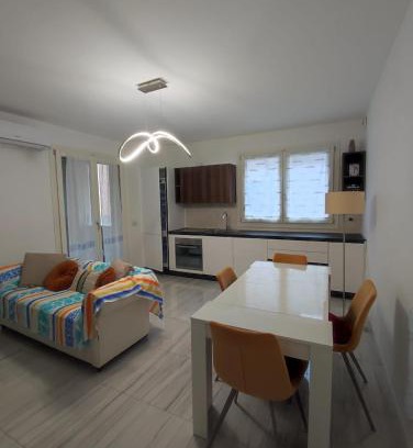 Cologno Monzese Apartment | Sunflowers
