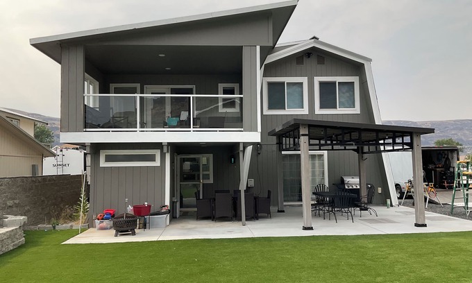 Sunland Estates House | Experience Funland at the Grizzly Bear Barn - Ocean Views!