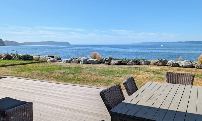 Clinton House | Beachfront 4 Bedroom Retreat with Ocean View on Sunlight Beach