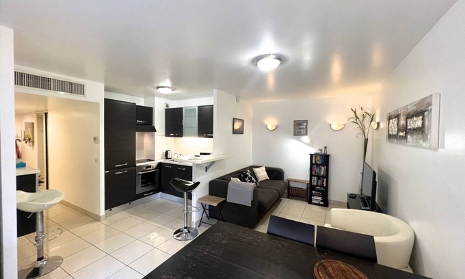 Musicians Quarter Apartment | Prime Sunlight Properties Mirage in Nice Centre with Terrace