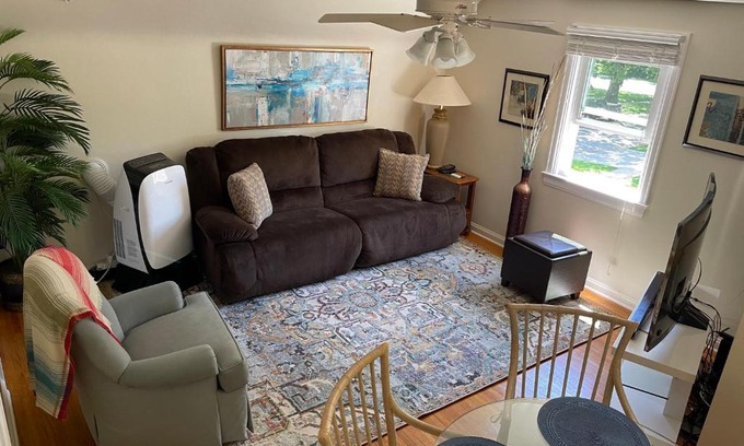 Cedar Falls Bed & Breakfast | Sunlight Splendor Apartment at Twin Oaks Inn Awaits You