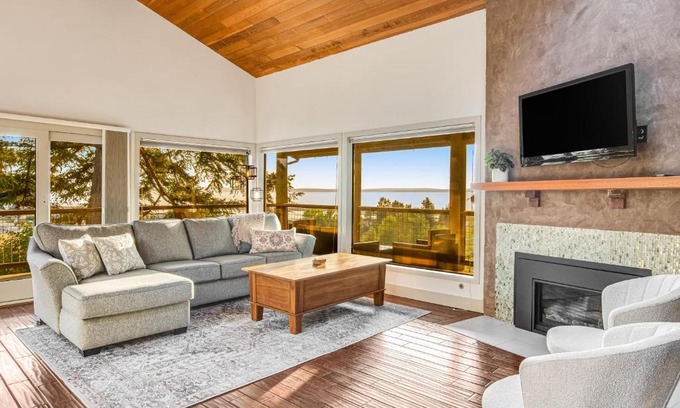 Clinton House | Experience Family-Friendly Stays at Sunlight Vista