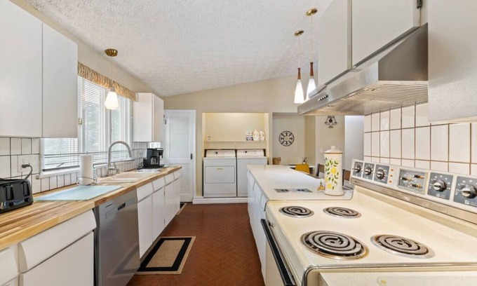 Penfield House | Bright 3-Bedroom Retreat in Central Penfield - Pet Friendly!