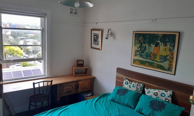 Randwick Apartment | Sunlit beach retreat.