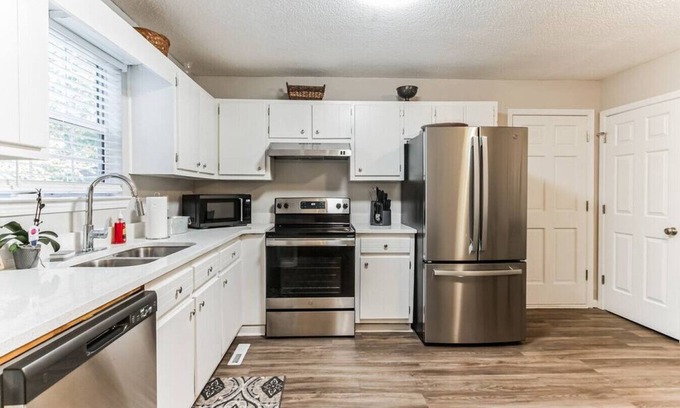 Cartersville House | Bright Cartersville Cottage: Pet & Child Friendly Retreat