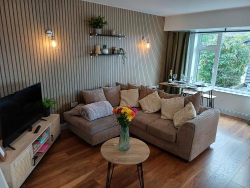 Woolavington Apartment | Family-Focused Bungalow with Free Parking & High Ratings