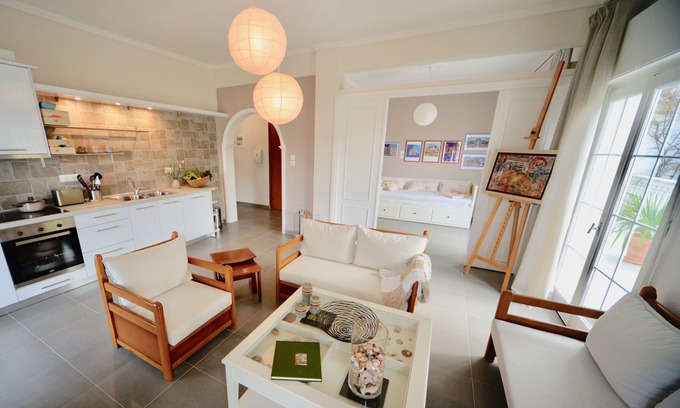 Palaio Tsifliki Apartment | Radiant Apartment with Balcony & Oceanfront Views