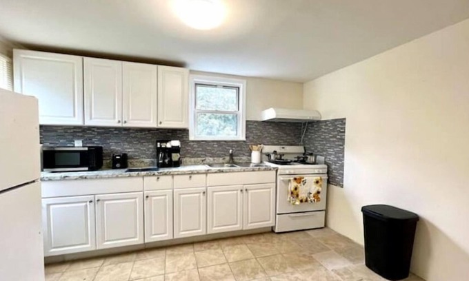 Westside Norwich House | Sunlit Retreat 2 Bed 8 min Mohegan 17 min Foxwoods