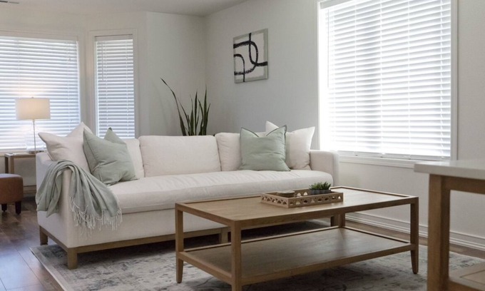 Moses Lake House | Bright Sunlit Sage House: A Peaceful Family Retreat