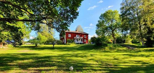Sunnemo Apartment | Pet-Friendly Sunnemoslantliv B&B with Breakfast & Dining