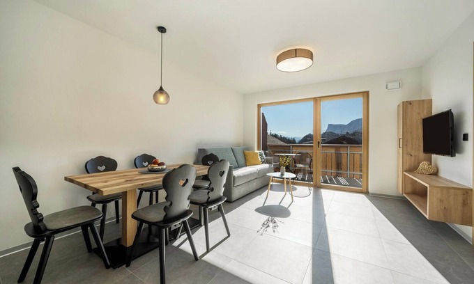 Lana Apartment | Discover Morgensonne Apartment: Mountain Views & Balcony
