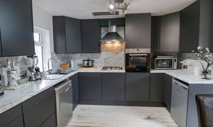 Shelsley Beauchamp Cottage | Family-Friendly Sunningdale with Cozy Open Fire in Lower Broadheath