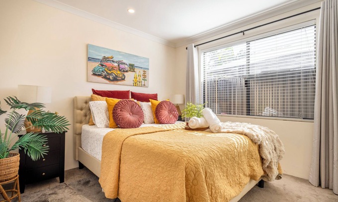 Coolbellup House | Elegant Retreat with Kitchen & Family-Friendly Amenities