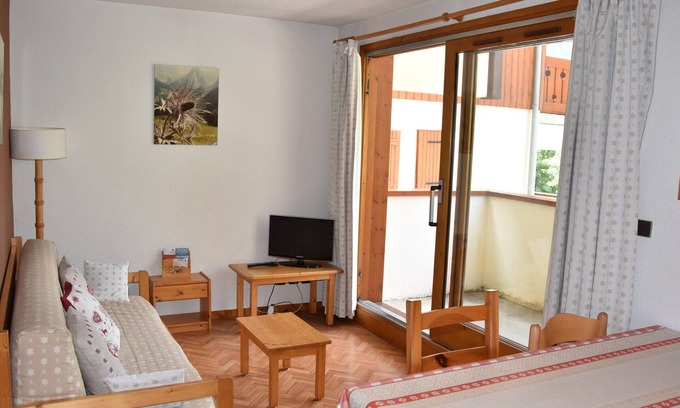 Pralognan-la-Vanoise Apartment | Cozy Apartment in Pralognan-la-Vanoise with Spa & Kitchen