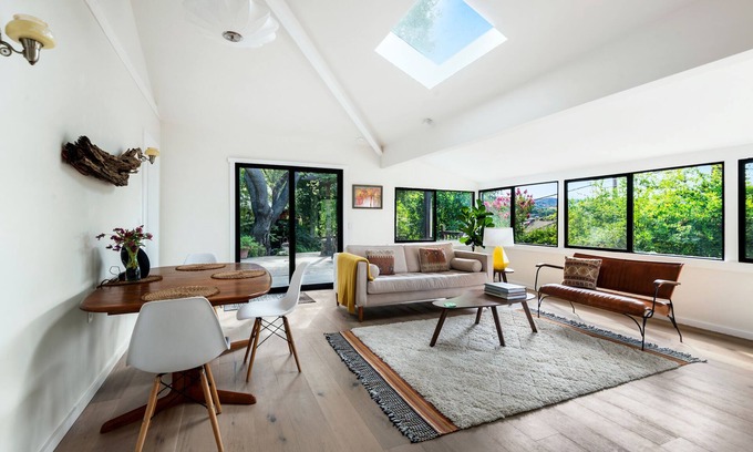 Sylvia Park Cottage | Cozy 2 Bedroom Garden Cottage with Hot Tub by Topanga Park