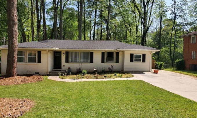 Belvedere Park House | Bright 2BD Retreat, Just 10 Mins from the Square