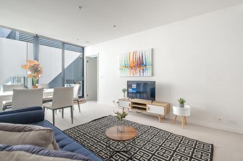Abbotsford Apartment | Bright Shamrock Street 2BR Apartment with Free Parking