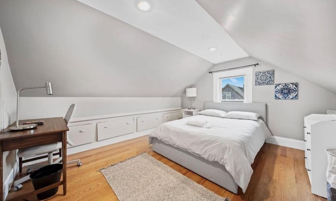 Winter Hill Apartment | Bright 4bd Apartment in Somerville - Guest Rated 10/10!