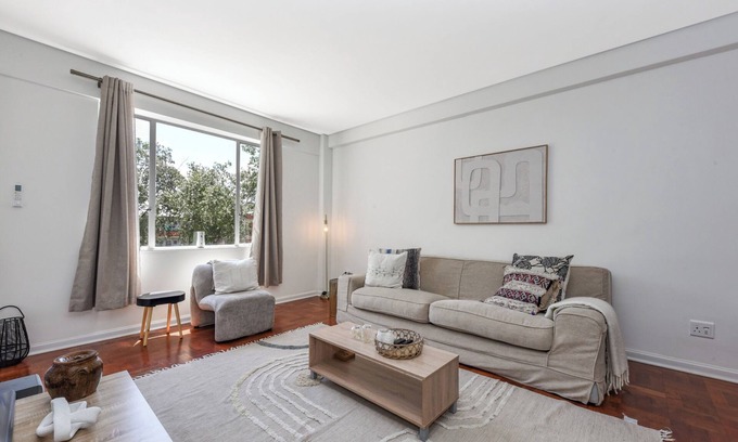 Greater Johannesburg Metropolitan Area Apartment | Sunny and Secure Rosebank Apartment