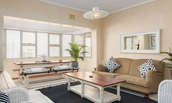 Mouille Point Apartment | Cozy Apartment with Kitchen | Ideal Location & DSTV
