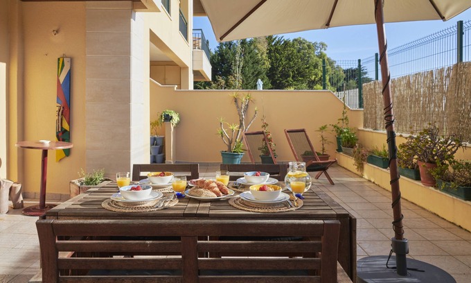 Lombos Apartment | Beachside Apartment at Carcavelos with Ocean View & Kitchen