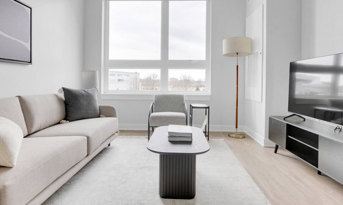 Arlington Heights Apartment | Modern Arlington Heights 1BR with Gym & Dog Spa